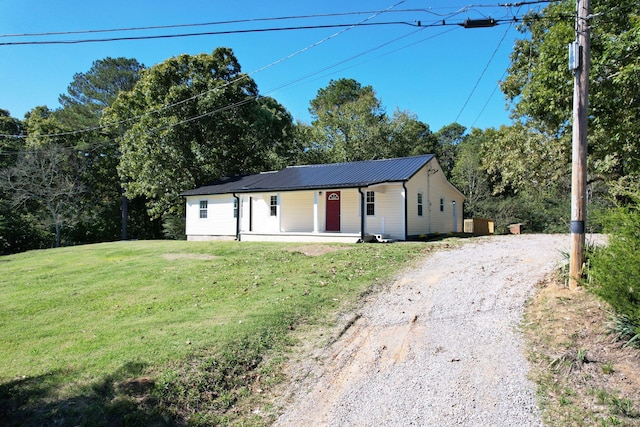 view of front facade featuring covered porch and a front lawn