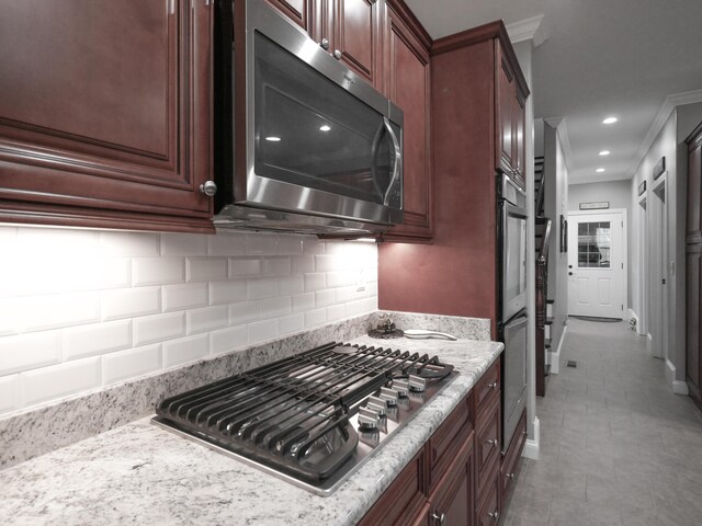 kitchen featuring stainless steel appliances, a sink, a kitchen breakfast bar, and tasteful backsplash