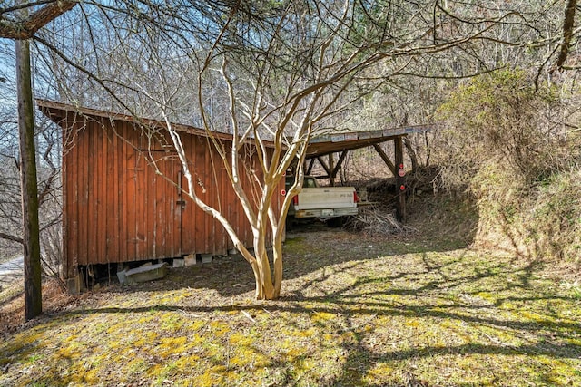 view of yard with an outdoor structure