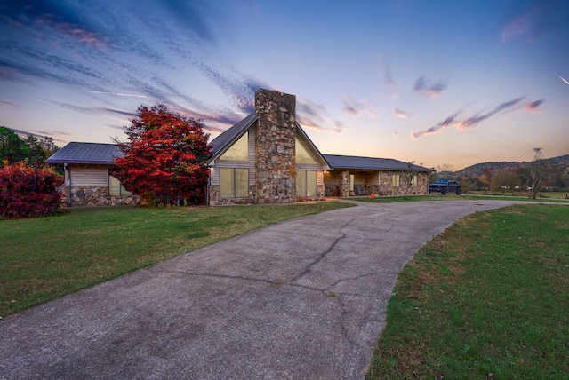 view of front facade with a lawn