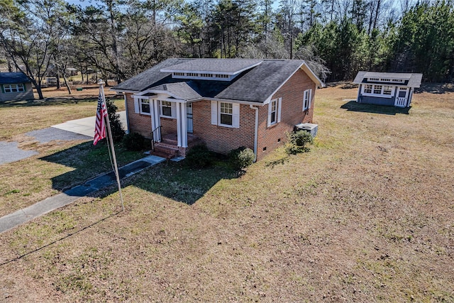 view of front of home with an outdoor structure and a front yard