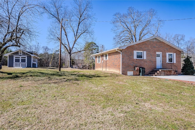 view of yard featuring an outbuilding