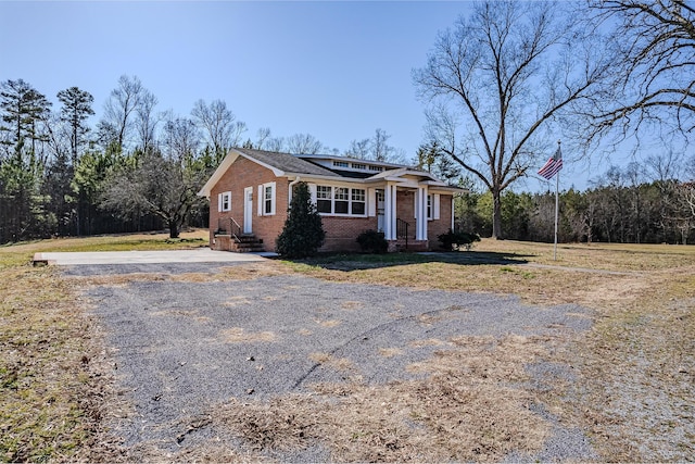 view of front of property with a front lawn