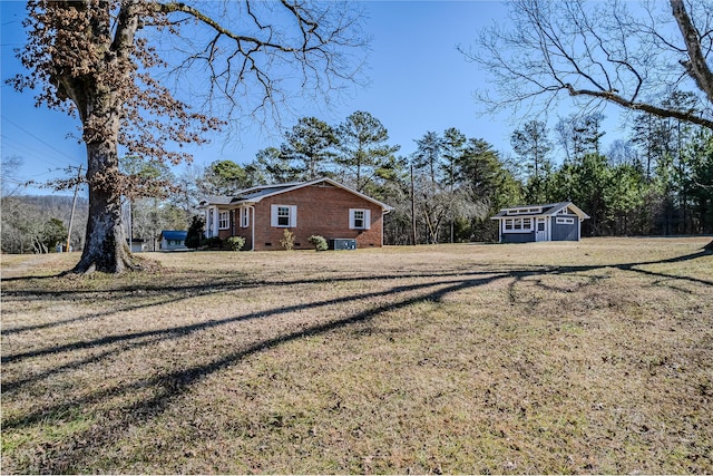 view of yard with a storage shed