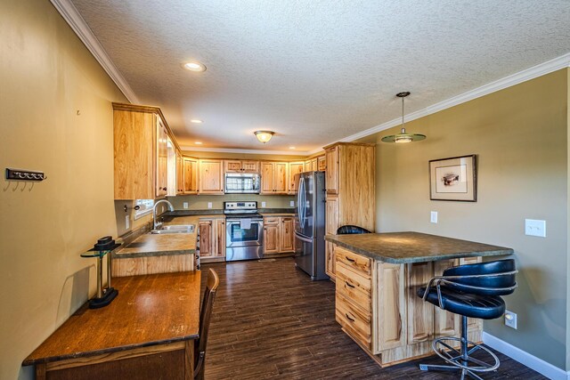 kitchen with sink, ornamental molding, stainless steel appliances, and a textured ceiling