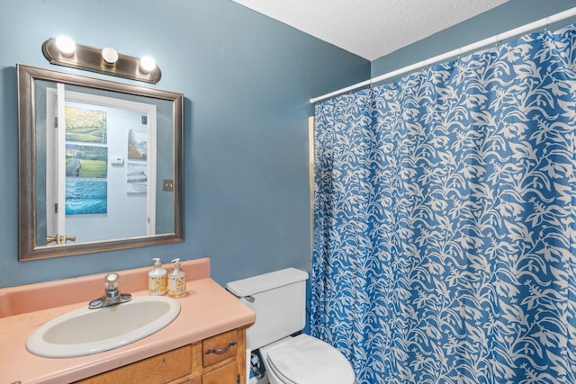 full bathroom featuring toilet, a shower with shower curtain, a textured ceiling, and vanity