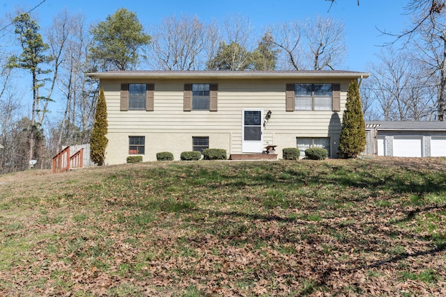 bi-level home featuring a front yard