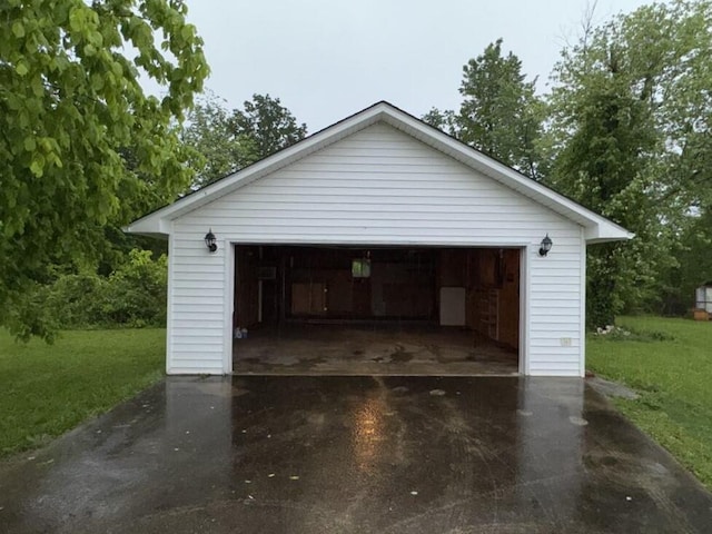 view of detached garage