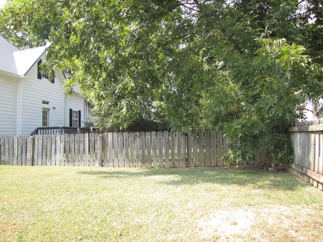 view of yard featuring a fenced backyard