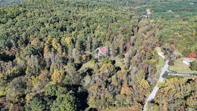 birds eye view of property featuring a forest view