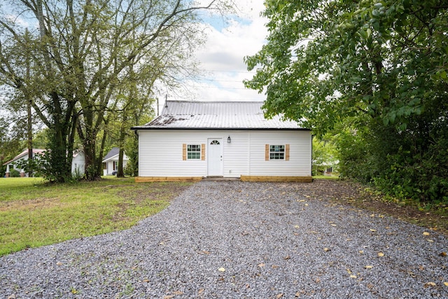 back of house featuring a yard