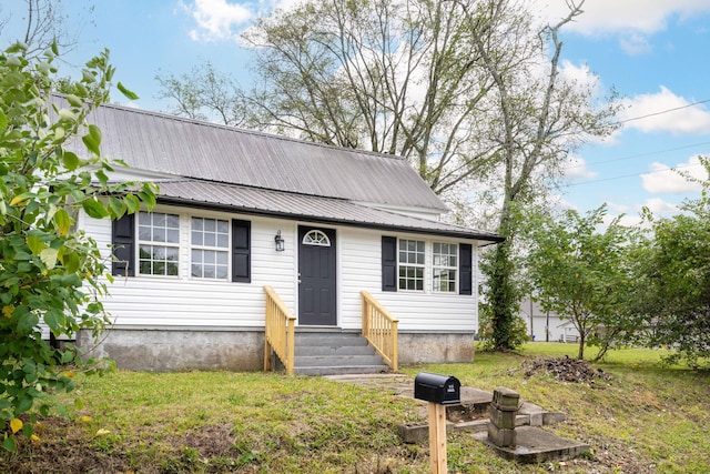 view of front of home featuring a front yard