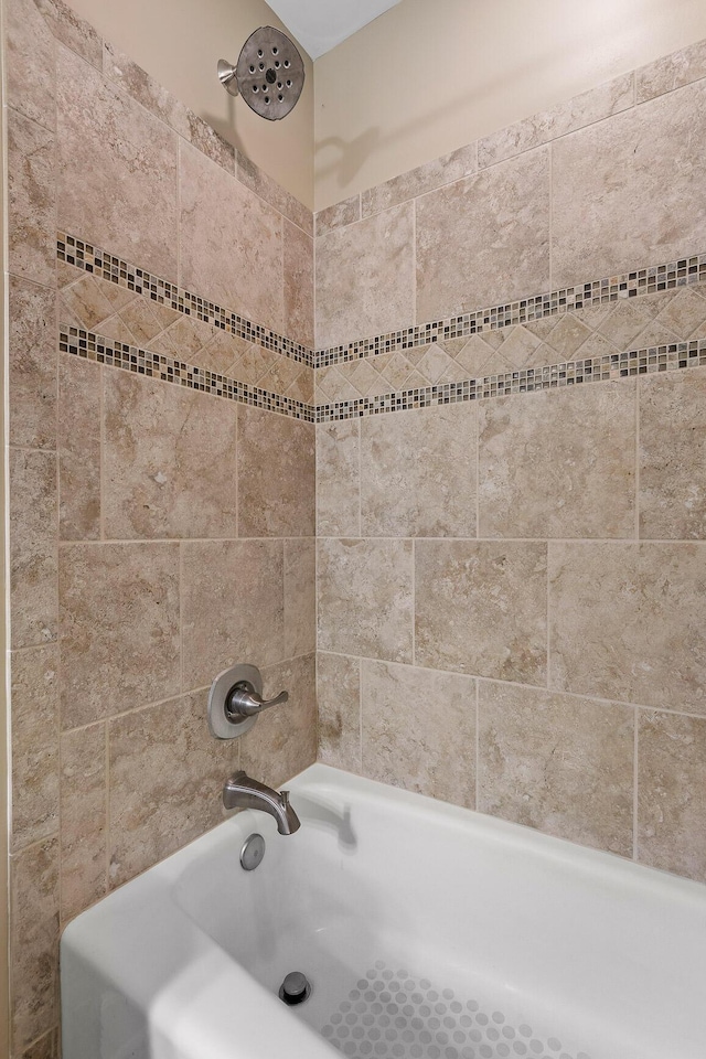 bathroom featuring tiled shower / bath combo