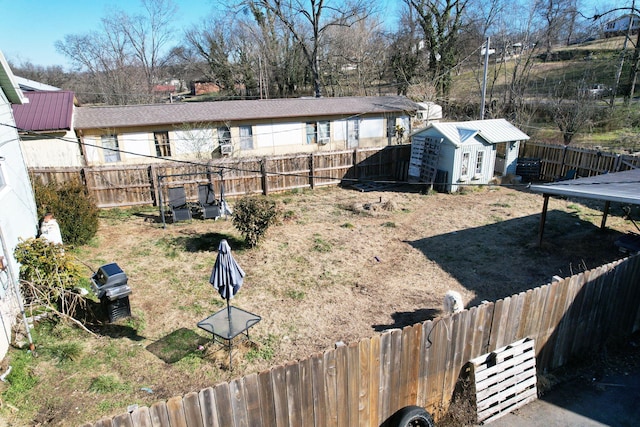 view of yard with an outbuilding