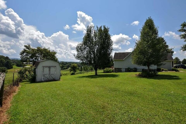 view of yard with a shed