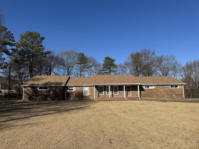 single story home with a front lawn