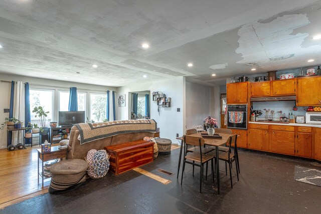 4701 Maywood Ln, Chattanooga, TN 37416 - living room featuring recessed lighting