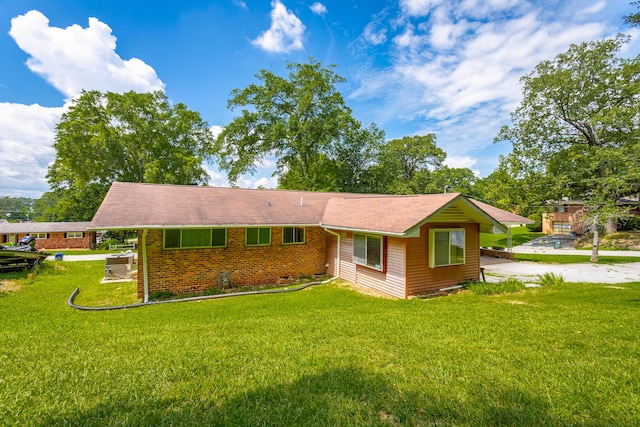 4701 Maywood Ln, Chattanooga, TN 37416 - view of front of home featuring a front yard and brick siding