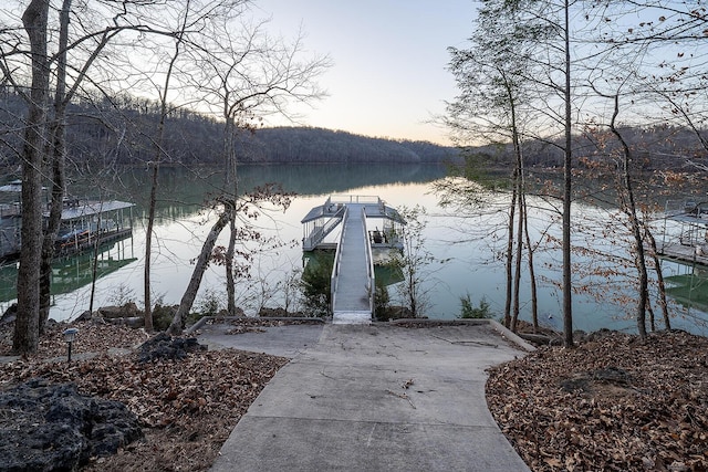 water view featuring a floating dock