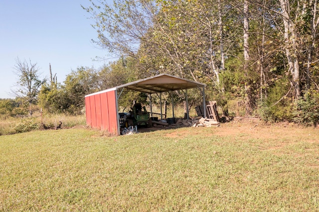 view of yard featuring a carport