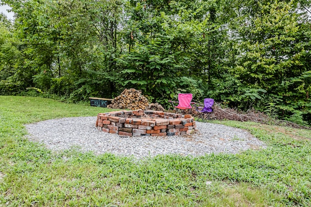 view of yard featuring a fire pit