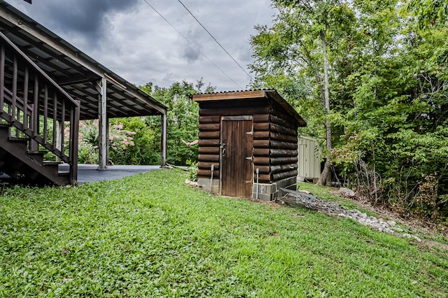 view of yard with a storage unit