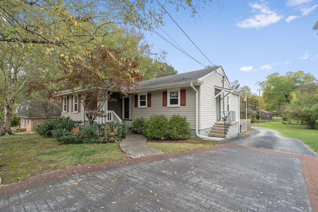 view of front of house with a front lawn