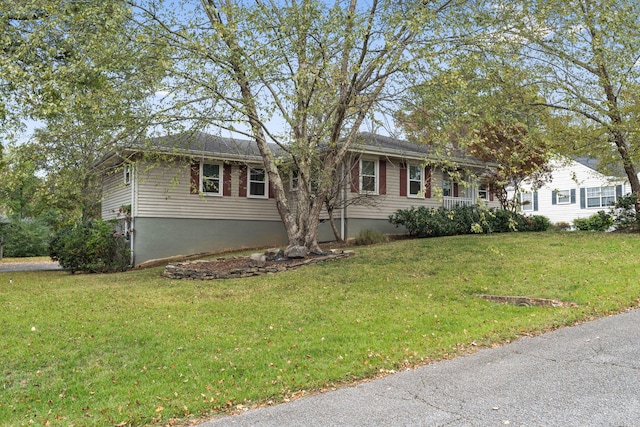 ranch-style home featuring a front lawn