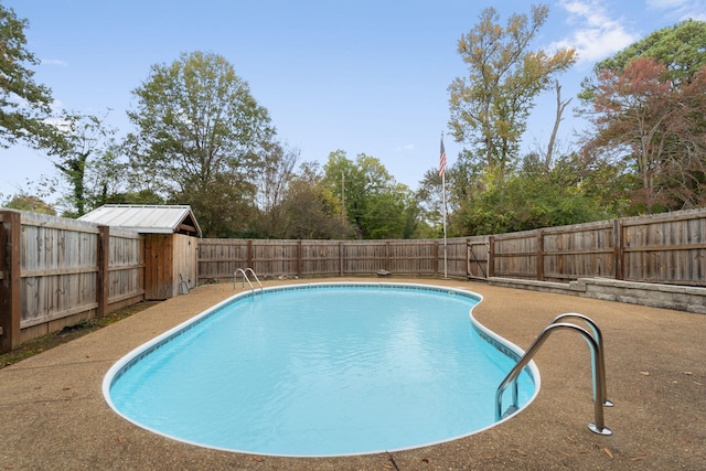 view of swimming pool