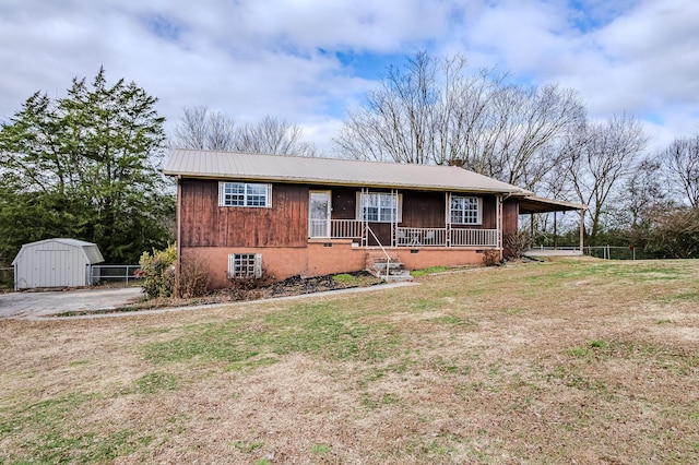 view of front of property featuring a shed