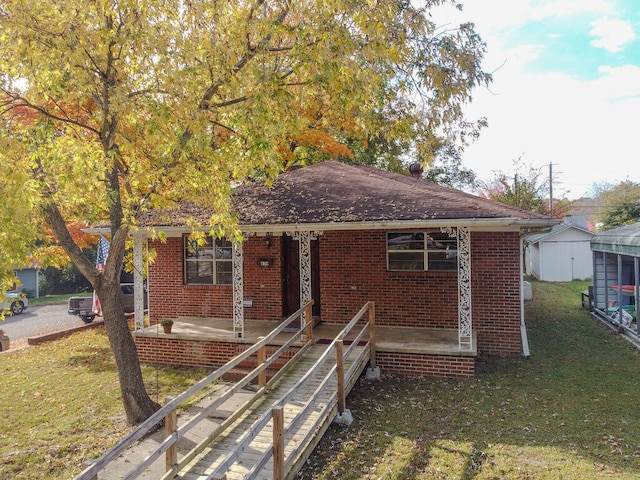 view of front of property featuring a front lawn