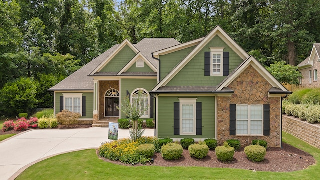 craftsman-style house featuring a front yard