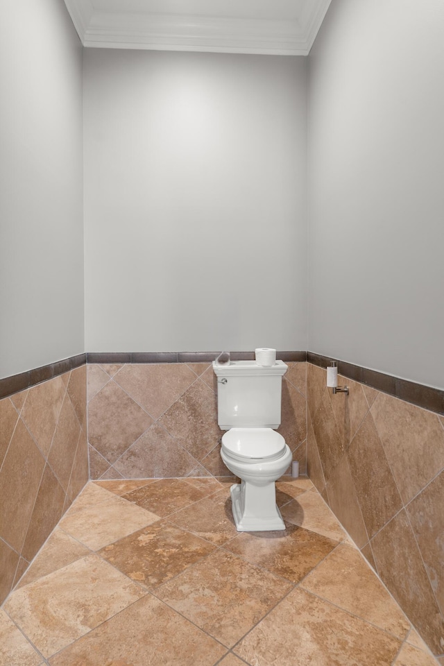 715 Pembridge Cir NW, Cleveland, TN 37312 - bathroom featuring tile walls, crown molding, and wainscoting