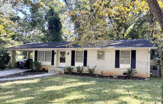 ranch-style home featuring a front lawn and a carport