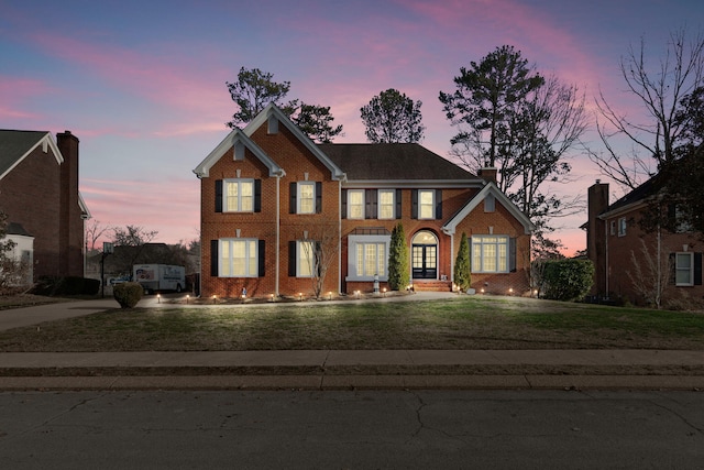 view of front facade featuring a yard