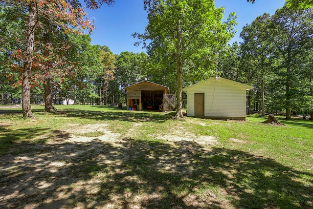 view of yard with an outbuilding