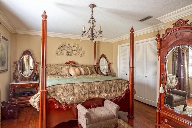 bedroom featuring a chandelier, a textured ceiling, dark hardwood / wood-style floors, and crown molding