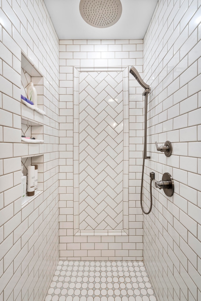 bathroom featuring a tile shower