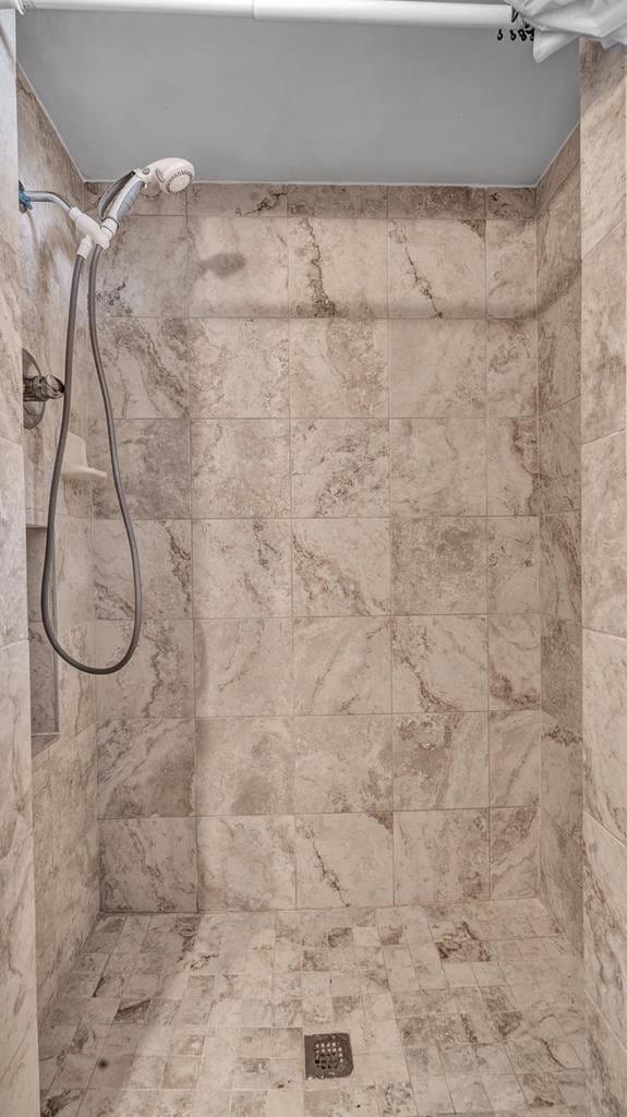 room details featuring a tile shower