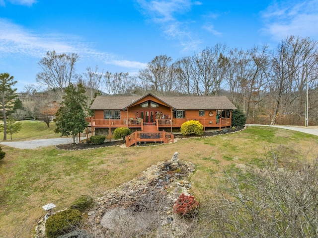 view of front of house featuring a wooden deck and a front lawn