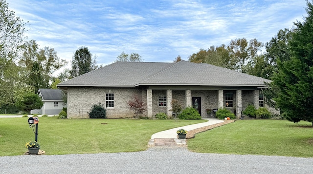 view of front of property featuring a front yard