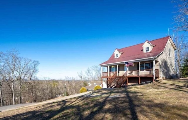 view of front of property featuring covered porch and a front lawn