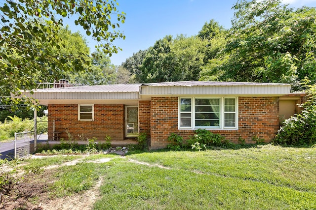 ranch-style home with a front yard