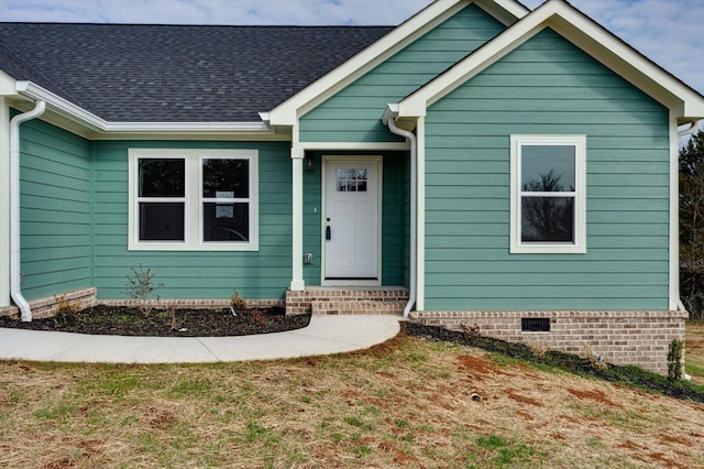 view of front of property featuring a front lawn