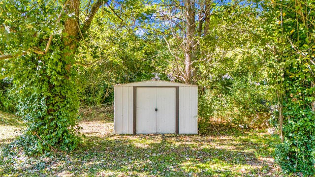 view of outbuilding