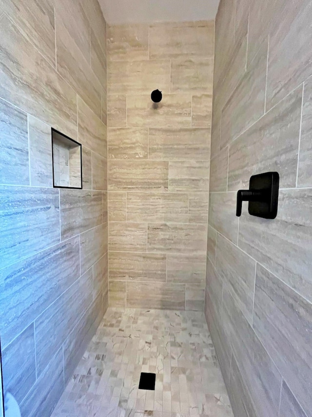 bathroom featuring a tile shower