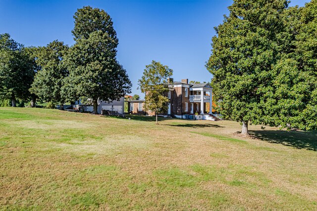 view of yard featuring a balcony