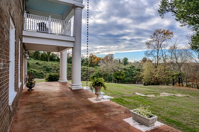 view of yard featuring a balcony