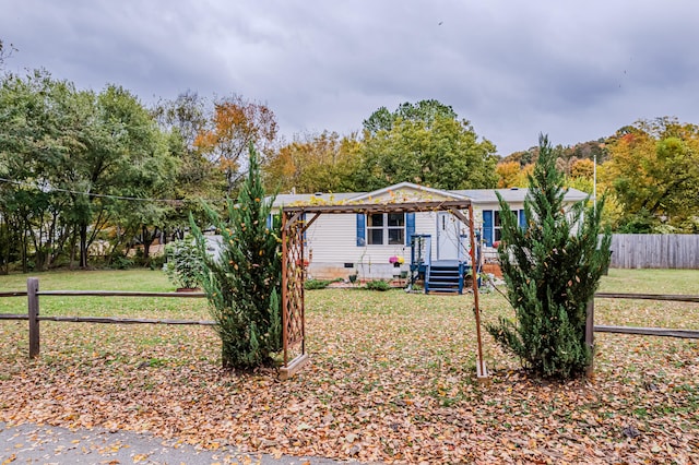 manufactured / mobile home with a front lawn