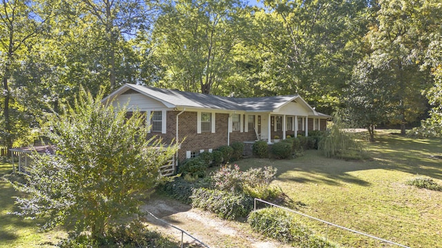 view of front of property with a front yard